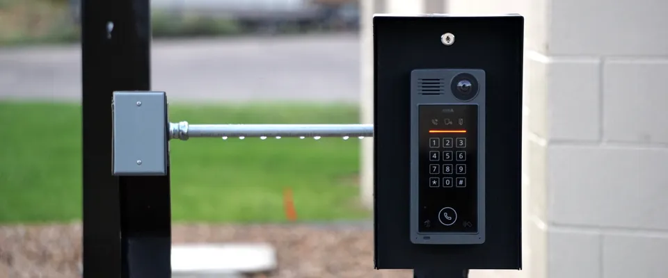 Clavier d'alarme fixé près de la porte d'entrée d'une maison