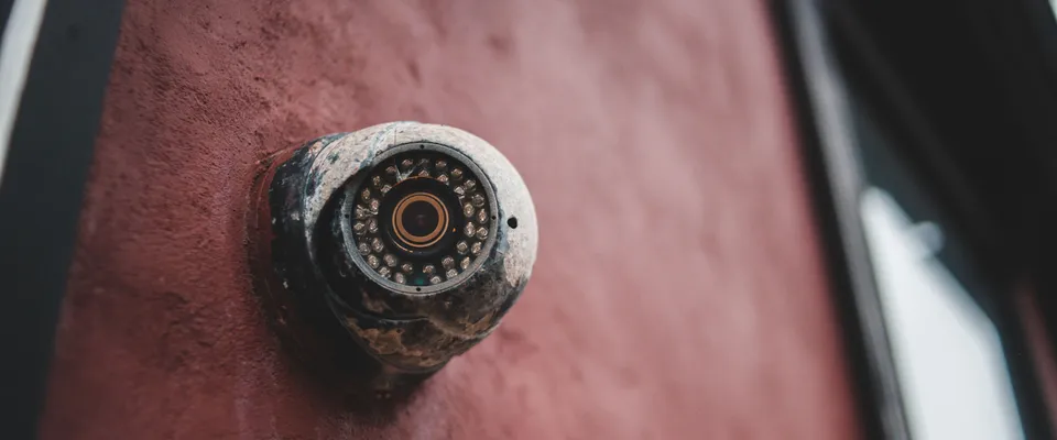 Caméra de surveillance sans fil fixée en extérieur