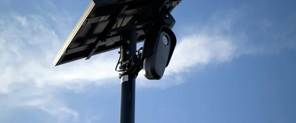 Caméra de surveillance solaire CCTV avec panneau photovoltaïque sur fond de ciel bleu