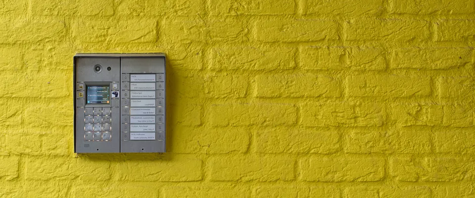 Clavier d'alarme fixé au mur dans l'entrée d'une maison